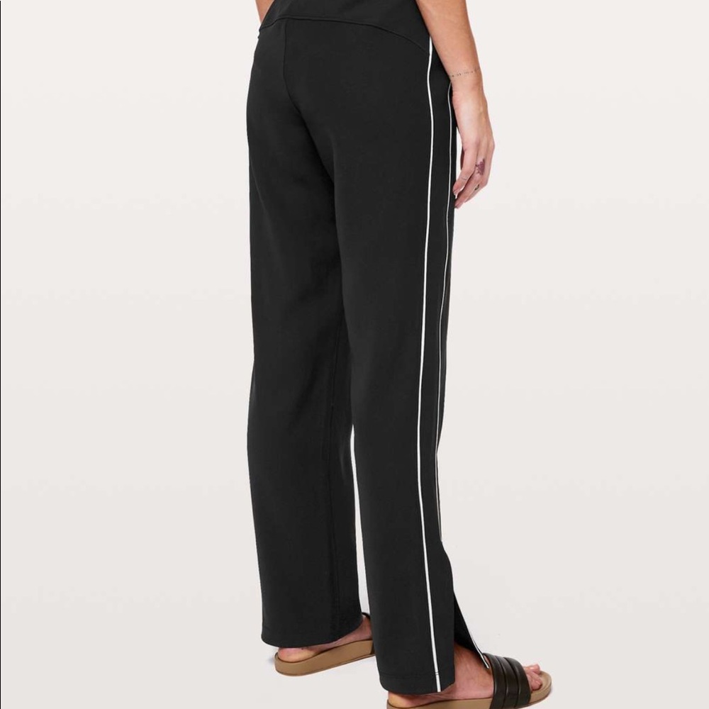 Authentic Lululemon On The Right Track Pant. Sz4💕